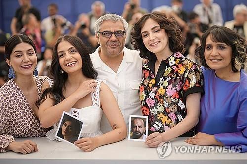 칸영화제 포토콜에 참석한 이란 영화감독 모하마드 라술로프와 배우 등.[AP 연합뉴스 자료사진]