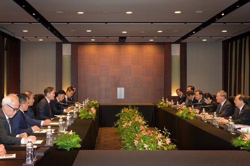 26일 서울 신라호텔에서 이재용 삼성전자 회장과 리창 중국 총리(맨 오른쪽에서 두번째) 일행이 면담하는 모습.[삼성전자 제공. 재판매 및 DB 금지]