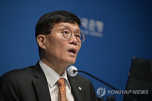 통화정책방향 기자간담회서 발언하는 이창용 총재(서울=연합뉴스) 이창용 한국은행 총재가 23일 서울 중구 한국은행 본부에서 열린 통화정책방향 기자간담회에서 발언하고 있다. 2024.5.23 [사진공동취재단] photo@yna.co.kr
