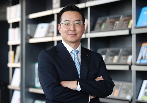 인터뷰하는 백재욱 대신경제연구소 대표(서울=연합뉴스) 이재희 기자 = 백재욱 대신경제연구소 대표가 지난 23일 서울 중구 대신파이낸스센터에서 연합뉴스와 인터뷰를 하고 있다. 2024.05.27 scape@yna.co.kr