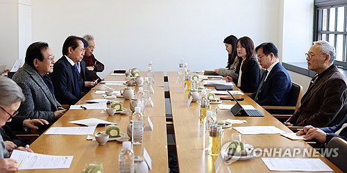 유인촌 장관, 국악진흥법 전문가 간담회(서울=연합뉴스) 유인촌 문화체육관광부 장관이 14일 국악진흥법 시행을 앞두고 서울 종로구 국립현대미술관 서울관에서 국악진흥법 전문가 간담회를 하고 있다. 2024.3.14 [문화체육관광부 제공. 재판매 및 DB 금지] photo@yna.co.kr