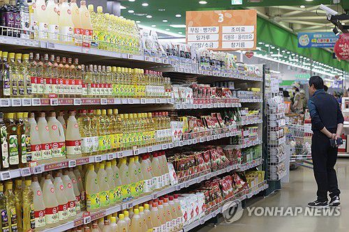 먹거리 물가 오름세 지속(서울=연합뉴스) 강민지 기자 = 가공식품 실구매가가 1년 새 6%가량 오른 것으로 나타난 14일 서울의 한 대형마트에서 시민이 식용유를 고르고 있다. 식용유(100mL)는 지난해 1분기 평균 643.3원에서 올해 1분기 963.7원으로 49.8% 올라 가장 높은 상승률을 기록했다. 2024.4.14 mjkang@yna.co.kr