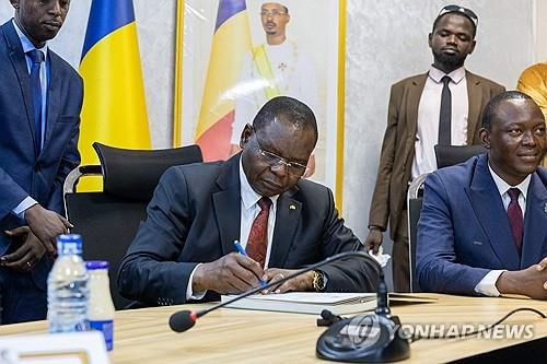 알라마예 할리나(왼쪽) 차드 신임 총리와 쉭세 마스라(오른쪽) 전 총리[AFP 연합뉴스 자료사진. 재판매 및 DB 금지]