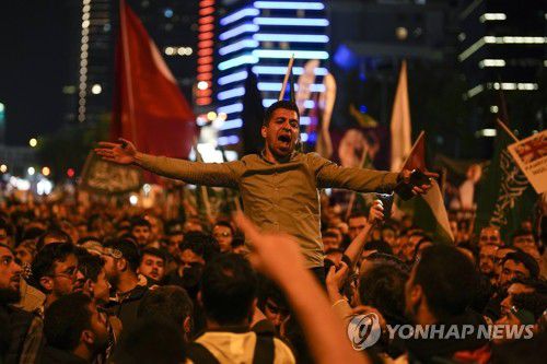 이스라엘 규탄하는 친팔레스타인 시위대(이스탄불 AP=연합뉴스) 27일(현지시간) 튀르키예 이스탄불 주재 이스라엘 영사관 앞에서 친팔레스타인 시위대가 이스라엘을 규탄하고 있다. 미국 정부는 다수의 민간인 사상자를 낸 이스라엘의 라파 난민촌 공습이 '레드 라인'을 넘는 것인지를 평가하고 있다고 밝혔다. 2024.05.28 passion@yna.co.kr