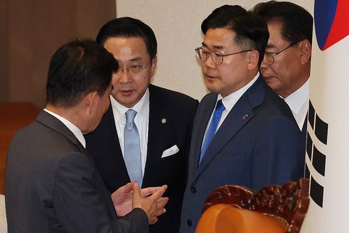 국회의장과 대화하는 박찬대 원내대표(서울=연합뉴스) 김주형 기자 = 김진표 국회의장(왼쪽)이 28일 오후 서울 여의도 국회에서 열린 본회의에서 민주유공자예우에관한법률(민주유공자법), 양곡관리법 개정안 등 7개 법안에 대한 표결을 앞두고 더불어민주당 박찬대 원내대표와 대화하고 있다. 여당은 해당 법안들에 대해 표결에 불참했다. 2024.5.28 kjhpress@yna.co.kr