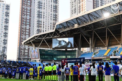 유상철 명예감독 추모 영상 보는 인천·울산 선수와 팬들[인천 유나이티드 제공. 재판매 및 DB 금지]