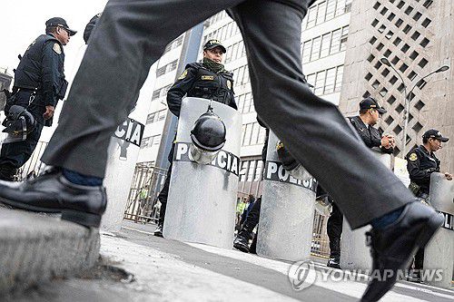 검찰청사 앞 배치된 페루 경찰(리마 AFP=연합뉴스) 28일(현지시간) 페루 리마 검찰청사 앞에 경찰이 배치돼 있다. 페루 대통령은 이날 검찰에 출석해 뇌물수수 혐의에 대해 조사받았다. 2024.5.29