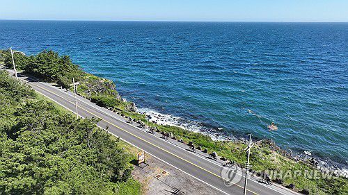 자전거 타기 좋은 날(제주=연합뉴스) 박지호 기자 = 28일 오전 제주시 애월읍 해안도로에서 자전거 동호회원들이 자전거를 타고 있다. 2024.5.28 jihopark@yna.co.kr