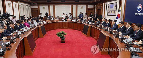 발언하는 한덕수 총리(서울=연합뉴스) 최재구 기자 = 한덕수 국무총리가 29일 종로구 정부서울청사에서 열린 임시 국무회의에서 발언하고 있다. 2024.5.29 jjaeck9@yna.co.kr