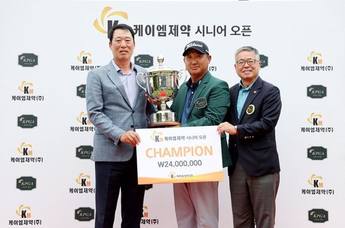 왼쪽부터 강일모 케이엠제약 회장, 모중경, 김원섭 KPGA 회장. [KPGA 제공. 재판매 및 DB 금지]