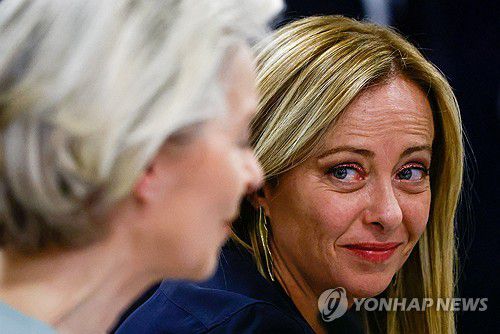 폰데어라이엔 EU 집행위원장 바라보는 멜로니 이탈리아 총리[로이터 연합뉴스 자료사진. 재판매 및 DB 금지]