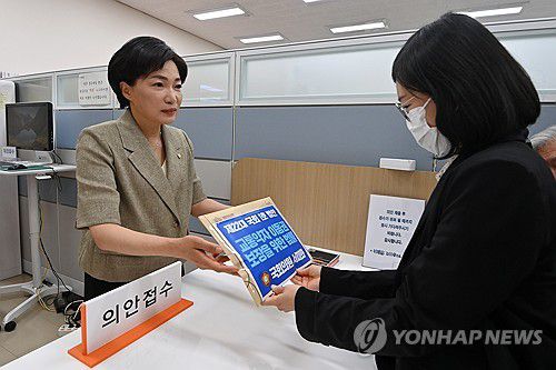 22대 국회 1호 법안은 '교통약자법 개정안'(서울=연합뉴스) 김주성 기자 = 22대 국회 개원 첫날인 30일 오전 더불어민주당 서미화 당선인이 서울 여의도 국회 의안접수센터에서 '22대 국회 1호 법안'으로 '교통약자 이동권 보장을 위한 법률안(교통약자법 개정안)'을 접수하고 있다. 2024.5.30 [공동취재] utzza@yna.co.kr