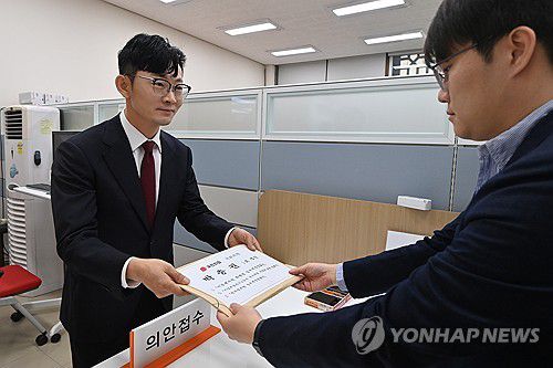 법안 접수하는 국민의힘 박충권 의원(서울=연합뉴스) 김주성 기자 = 22대 국회 개원 첫날인 30일 오전 국민의힘 박충권 의원이 서울 여의도 국회 의안접수센터에서 '이공계지원 특별법 일부 개정 법률안' 등을 제출하고 있다. 2024.5.30 [공동취재] utzza@yna.co.kr