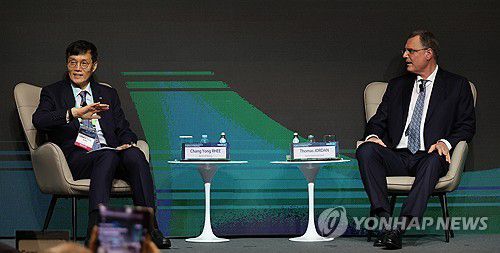 한국은행에 온 스위스 중앙은행 총재(서울=연합뉴스) 한상균 기자 = 이창용 한국은행 총재와 토마스 요르단 스위스 중앙은행 총재가 30일 한국은행에서 열린 BOK 콘퍼런스에서 정책 관련 대담을 하고 있다. 2024.5.30 xyz@yna.co.kr