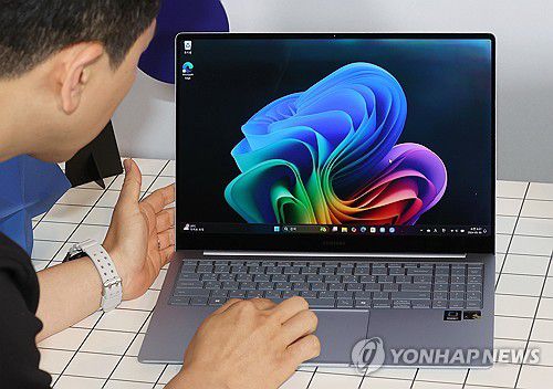 삼성전자, 노트PC '갤럭시 북4 엣지' 공개(서울=연합뉴스) 이재희 기자 = 30일 오전 서울 용산구 케이브하우스에서 열린 삼성전자의 노트PC '갤럭시 북4 엣지' 론칭 행사에서 관계자가 제품을 살펴보고 있다. 2024.5.30 scape@yna.co.kr