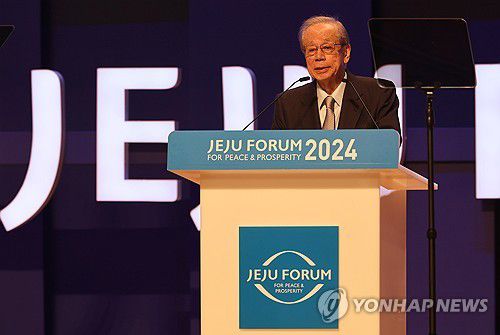 기조연설 하는 후쿠다 야스오 전 총리(서귀포=연합뉴스) 박지호 기자 = 30일 오전 서귀포시 제주국제컨벤션센터에서 열린 제주포럼 개회식에서 후쿠다 야스오 전 일본 총리가 기조연설을 하고 있다. 2024.5.30 jihopark@yna.co.kr