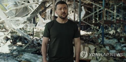 하르키우 인쇄소 피습 현장서 연설하는 젤렌스키[우크라이나 외교부 제공. 재판매 및 DB 금지]