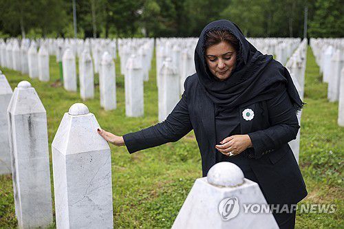 스레브레니차 대량학살 희생자 묘지[AP 연합뉴스 자료사진. 재판매 및 DB 금지]