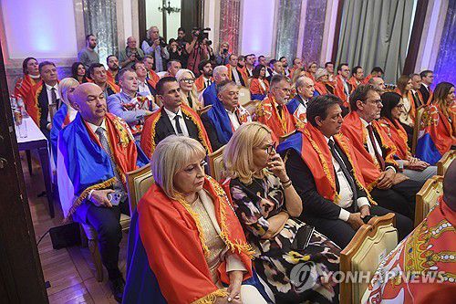 국기 두르고 유엔 총회 결의안 표결 지켜보는 세르비아 정부 관계자들[AP 연합뉴스 자료사진. 재판매 및 DB 금지]
