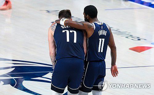 루카 돈치치와 카이리 어빙[USA TODAY Sports=연합뉴스 자료사진. 재판매 및 DB금지]