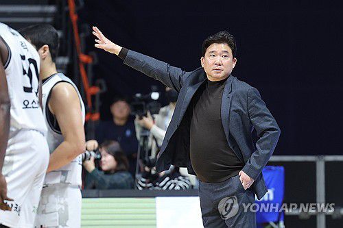 지시하는 김승기 감독(고양=연합뉴스) 임병식 기자 = 5일 고양소노아레나에서 열린 2023-2024 정관장 프로농구 정규리그 고양 소노와 수원 kt의 경기에서 소노 김승기 감독이 지시하고 있다. 2024.2.5 andphotodo@yna.co.kr