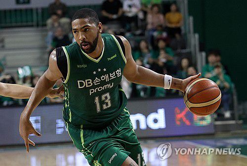 반드시 뚫는다(원주=연합뉴스) 양지웅 기자 = 17일 강원 원주종합체육관에서 열린 2023-2024 프로농구 4강 플레이오프(5전 3승제) 2차전 원주 DB 프로미와 부산 KCC 이지스의 경기. DB 로슨이 돌파를 시도하고 있다. 2024.4.17 yangdoo@yna.co.kr