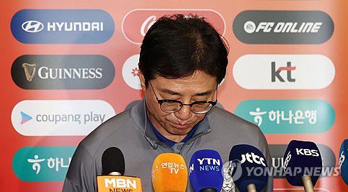 고개 숙인 황선홍 감독(영종도=연합뉴스) 김인철 기자 = 10회 연속 올림픽 본선 진출이라는 목표 달성에 실패한 한국 23세 이하(U-23) 남자 축구대표팀의 황선홍 감독이 27일 인천국제공항 제1여객터미널로 귀국한 뒤 인터뷰를 준비하며 고개를 숙이고 있다. 2024.4.27 yatoya@yna.co.kr