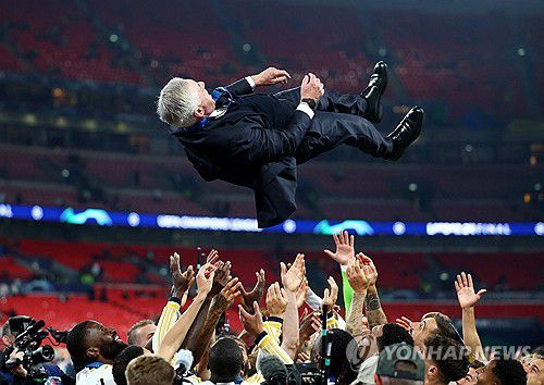 안첼로티 감독 헹가래치는 레알 마드리드 선수들[로이터=연합뉴스]