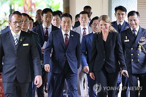 한미 국방장관 회담장 향하는 신원식 국방부 장관(싱가포르=연합뉴스) 신현우 기자 = 제21차 아시아 안보회의(샹그릴라 대화)에 참석 중인 신원식 국방부 장관이 2일(현지시간) 싱가포르 샹그릴라 호텔에서 로이드 오스틴 미국 국방장관과 한미 국방장관 회담을 하기 위해 회담장으로 향하고 있다. 2024.6.2 nowwego@yna.co.kr