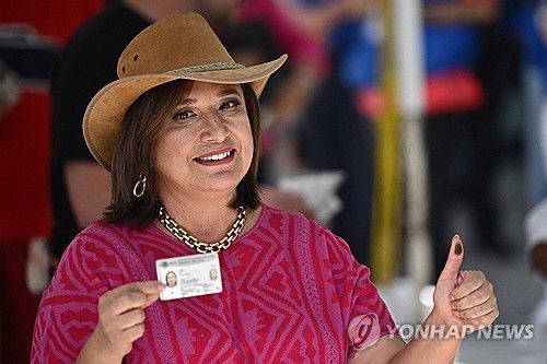 갈베스 후보 투표 인증(멕시코시티 AFP=연합뉴스) 멕시코 우파 야당연합의 소치틀 갈베스 대선 후보가 2일(현지시간) 멕시코시티 한 투표소 앞에서 기표 잉크 묻은 엄지손가락을 들어 보이고 있다. 2024.6.3