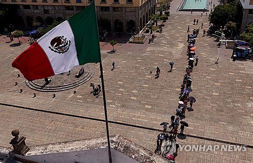멕시코 투표 행렬(과달라하라 AFP=연합뉴스) 멕시코 대선일인 2일(현지시간) 할리스코주(州) 과달라하라에서 유권자들이 투표 순서를 기다리고 있다. 2024.6.3