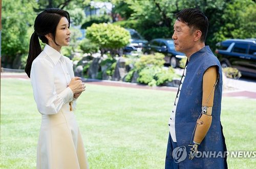 [한-아프리카 정상회의] 김건희 여사, 석창우 화백과 인사(서울=연합뉴스) 홍해인 기자 = 김건희 여사가 4일 서울 청와대 녹지원에서 열린 2024 한-아프리카 정상회의 배우자 친교 행사에서 참석자들과 함께 석창우 화백의 수묵 크로키 퍼포먼스 '사이클' 공연을 관람한 뒤 석 화백에게 감사 인사를 하고 있다. 2024.6.4 [대통령실 제공. 재판매 및 DB 금지] hihong@yna.co.kr