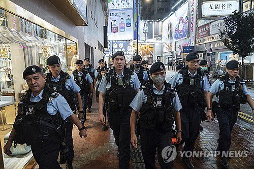 (AP=연합뉴스) 톈안먼 민주화 시위 35주년 전야인 지난 3일 저녁 홍콩 코즈웨이베이를 순찰하는 홍콩 경찰들. 2024.6.4.