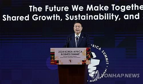 [한-아프리카 정상회의] 윤석열 대통령, 비즈니스 서밋 개회식 기조연설    (서울=연합뉴스) 김인철 기자 = 윤석열 대통령이 5일 서울 중구 롯데호텔에서 열린 '2024 한-아프리카 비즈니스 서밋 개회식'에서 기조연설을 하고 있다. 2024.6.5      yatoya@yna.co.kr (끝)