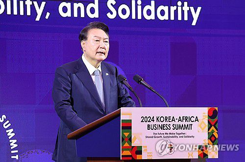 [한-아프리카 정상회의] 윤석열 대통령, 비즈니스 서밋 개회식 기조연설(서울=연합뉴스) 홍해인 기자 = 윤석열 대통령이 5일 서울 중구 롯데호텔에서 열린 '2024 한-아프리카 비즈니스 서밋 개회식'에서 기조연설을 하고 있다. 2024.6.5 [대통령실통신사진기자단] hihong@yna.co.kr