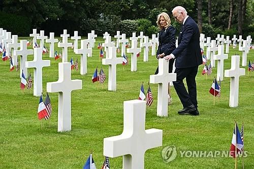 노르망디 미군 묘지 둘러보는 바이든 대통령 부부(콜빌쉬르메르=AFP 연합뉴스) 조 바이든 미국 대통령 부부가 6일(현지시간) 프랑스 노르망디에 있는 미군 묘지를 둘러보고 있다.