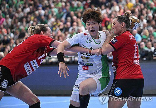 2일 에스비에르와 준결승에서 경기하는 류은희(가운데).[AFP=연합뉴스]