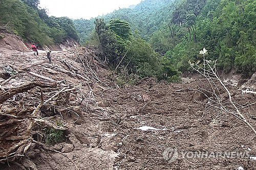 미얀마 희토류 광산 산사태로 최소 5명 사망·7명 실종(팡와[미얀마] AFP=연합뉴스) 5일(현지시간) 미얀마 북부 카친주 팡와 지역의 한 희토류 광산에서 5일(현지시간) 오전 산사태가 발생, 최소 5명이 숨지고 최소 7명이 실종됐다고 현지 매체들이 보도했다. 사진은 산사태가 덮친 광산의 모습. 2024.6.6