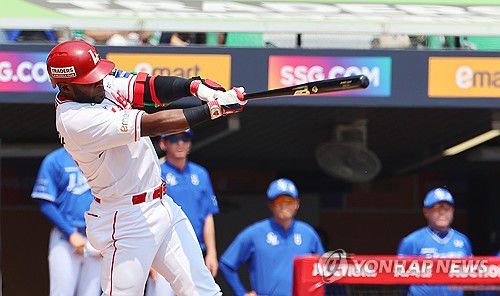 에레디아, 1타점 적시타(인천=연합뉴스) 임순석 기자 = 6일 오후 인천 SSG랜더스필드에서 열린 2024 KBO리그 삼성 라이온즈와 SSG 랜더스의 경기. 1회 말 2사 1루 SSG 에레디아가 1타점 적시타를 치고 있다. 2024.6. soonseok02@yna.co.kr