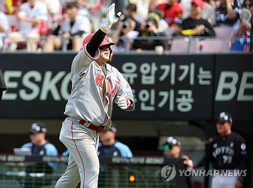 김선빈 홈런 세리머니(광주=연합뉴스) 조남수 기자 = 6일 광주기아챔피언스필드에서 열린 프로야구 롯데 자이언츠와 KIA 타이거즈의 경기. KIA 김선빈이 6회말 2사 3루에서 투런홈런을 때리고 홈인하며 관중석을 향해 손을 들고 있다. 2024.6.6 iso64@yna.co.kr