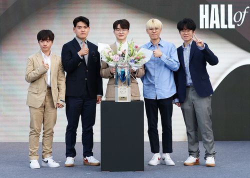 전설의 전당 헌액 소감 밝히는 페이커    (서울=연합뉴스) 서대연 기자 = 6일 오후 서울 중구 신라호텔 영빈관에서 열린 '페이커' 이상혁의 전설의 전당 헌액 미디어데이 행사에서 T1 선수들이 기념사진을 찍고 있다. 왼쪽부터 '케리아' 류민석, '구마유시' 이민형, 페이커, '오너' 문현준, '제우스' 최우제. 2024.6.7     dwise@yna.co.kr