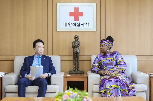 김철수 한적 회장, 시에라리온 대통령 부인 파티마 마아다 비오 여사와 환담   (서울=연합뉴스) 김철수 대한적십자사(이하 한적) 회장이 지난 5일 중구 서울사무소에서 시에라리온 대통령 부인인 파티마 마아다 비오 여사와 환담하고 국제개발협력과 인도적 지원 협력방안을 논의했다고 한적이 7일 밝혔다. [한적 제공. 재판매 및 DB 금지]