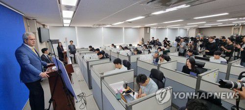 '동해 심해 가스전 평가' 브리핑하는 비토르 아브레우 대표(세종=연합뉴스) 배재만 기자 = 경북 포항 영일만 일대에 최대 140억배럴 규모의 석유·가스가 매장돼 있을 가능성이 있다고 분석한 미국 액트지오(Act-Geo)의 비토르 아브레우 대표가 7일 오전 정부세종청사 산업통상자원부 기자실에서 동해 심해 가스전 개발과 관련한 브리핑을 하고 있다. 2024.6.7 scoop@yna.co.kr