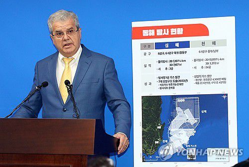 아브레우 고문 "동해 심해 석유·가스는"(세종=연합뉴스) 배재만 기자 = 동해 심해 석유·가스 매장 분석을 담당한 미국 액트지오(Act-Geo)의 비토르 아브레우 고문이 7일 오전 정부세종청사 산업통상자원부 기자실에서 동해 심해 가스전 개발과 관련한 질문에 답하고 있다. 2024.6.7 scoop@yna.co.kr