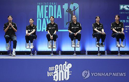김연경, 국가대표 은퇴 경기 미디어데이 참석(서울=연합뉴스) 김성민 기자 = 김연경이 7일 오후 서울 송파구 잠실실내체육관 보조 경기장에서 열린 '김연경 국가대표 은퇴 경기 미디어데이'에서 취재진의 질문에 답하고 있다. 왼쪽부터 김연경, 배유나, 양효진, 김수지, 황연주, 한송이. 2024.6.7 ksm7976@yna.co.kr