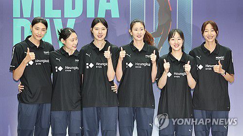 국가대표 동료들과 기념촬영하는 김연경(서울=연합뉴스) 김성민 기자 = 7일 오후 서울 송파구 잠실실내체육관 보조 경기장에서 '김연경 국가대표 은퇴 경기 미디어데이'가 열리고 있다. 왼쪽부터 김연경, 배유나, 양효진, 김수지, 황연주, 한송이. 2024.6.7 ksm7976@yna.co.kr