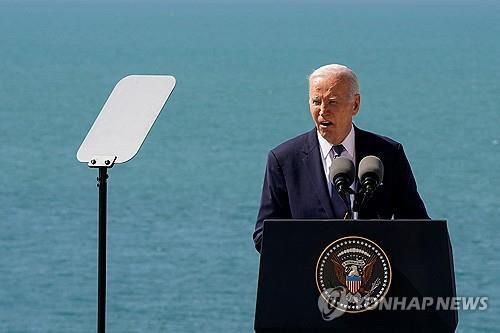 노르망디 상륙 작전 전적지서 연설하는 바이든[로이터=연합뉴스]