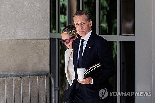 (윌밍턴 로이터=연합뉴스) 헌터 바이든이 7일(현지시간) 부인 멀리사 코언 바이든과 미국 델라웨어주 윌밍턴 연방법원을 떠나고 있다.