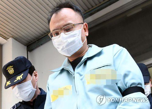 마스크로 얼굴 가린 양진호(성남=연합뉴스) 권준우 기자 = 특수강간, 강요, 상습폭행, 마약류관리에 관한 법률 위반(대마), 동물보호법 위반, 총포·도검·화약류 등의 안전관리에 관한 법률 위반 등 6개 혐의로 구속기소 된 양진호 한국미래기술 회장이 21일 오후 경기도 성남시 수정구 수원지방법원 성남지원에서 열린 첫 번째 재판을 마치고 나오고 있다. 2019.2.21 stop@yna.co.kr