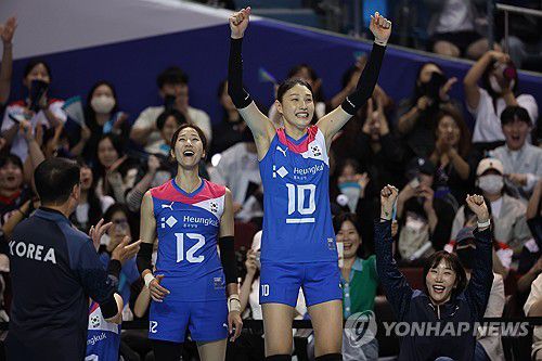 팀 득점에 김연경 환호(서울=연합뉴스) 박동주 기자 = 8일 서울 송파구 잠실 실내체육관에서 열린 김연경의 국가대표 은퇴 경기 '팀 대한민국'과 '팀 코리아'의 대결.      '팀 대한민국' 김연경이 팀의 득점에 환호하고 있다. 2024.6.8 pdj6635@yna.co.kr